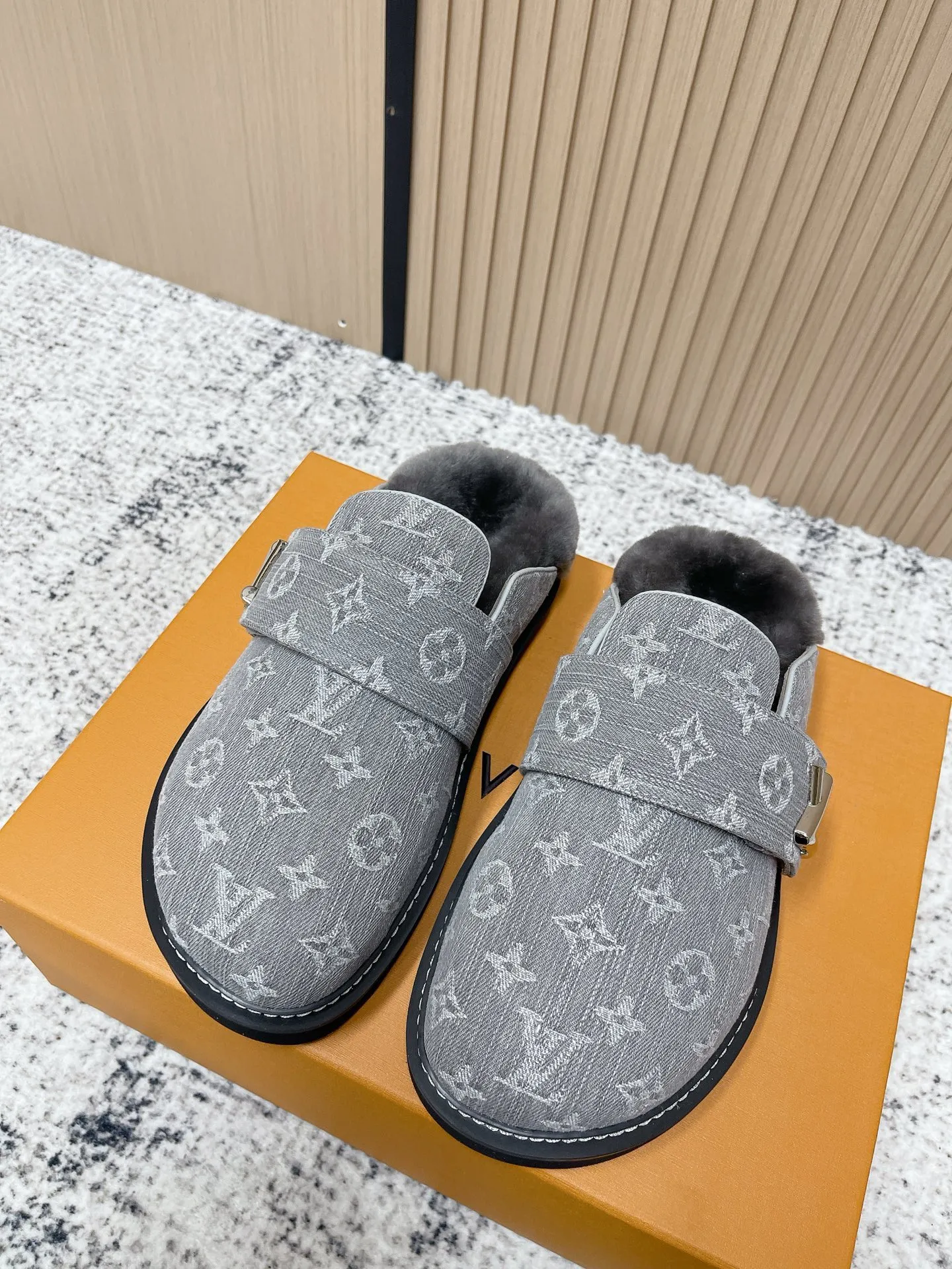 [L Home] P: 500💰 Size: 35-46 (female 40.41, male 45 46 custom-made) Top version Louis vuitton Lv top version LV couple's wool slippers New couple's Birkenstock slippers Cute and loveable, the foot feel is not too good Simple and high-end Sling-hee design Ready to wear and go Good news for lazy people Upper imported cowhide/imported old floral cloth Original hardware buckle, original molded high-density foam outsole Fabric: Yangjing/classic jacquard fabric Lining: imported wool lining Sole: original foam combination sole